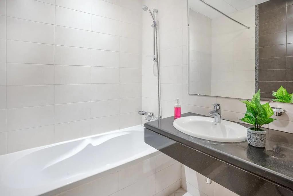 Apartment Spacious 3 Bedroom Apartm Front *